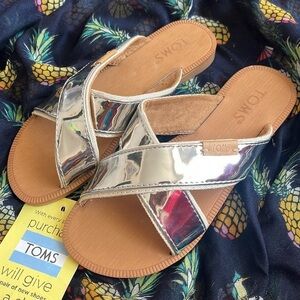 Brand New Toms Youth Viv Criss Cross Slides Silver Specchio Sandals Metallic